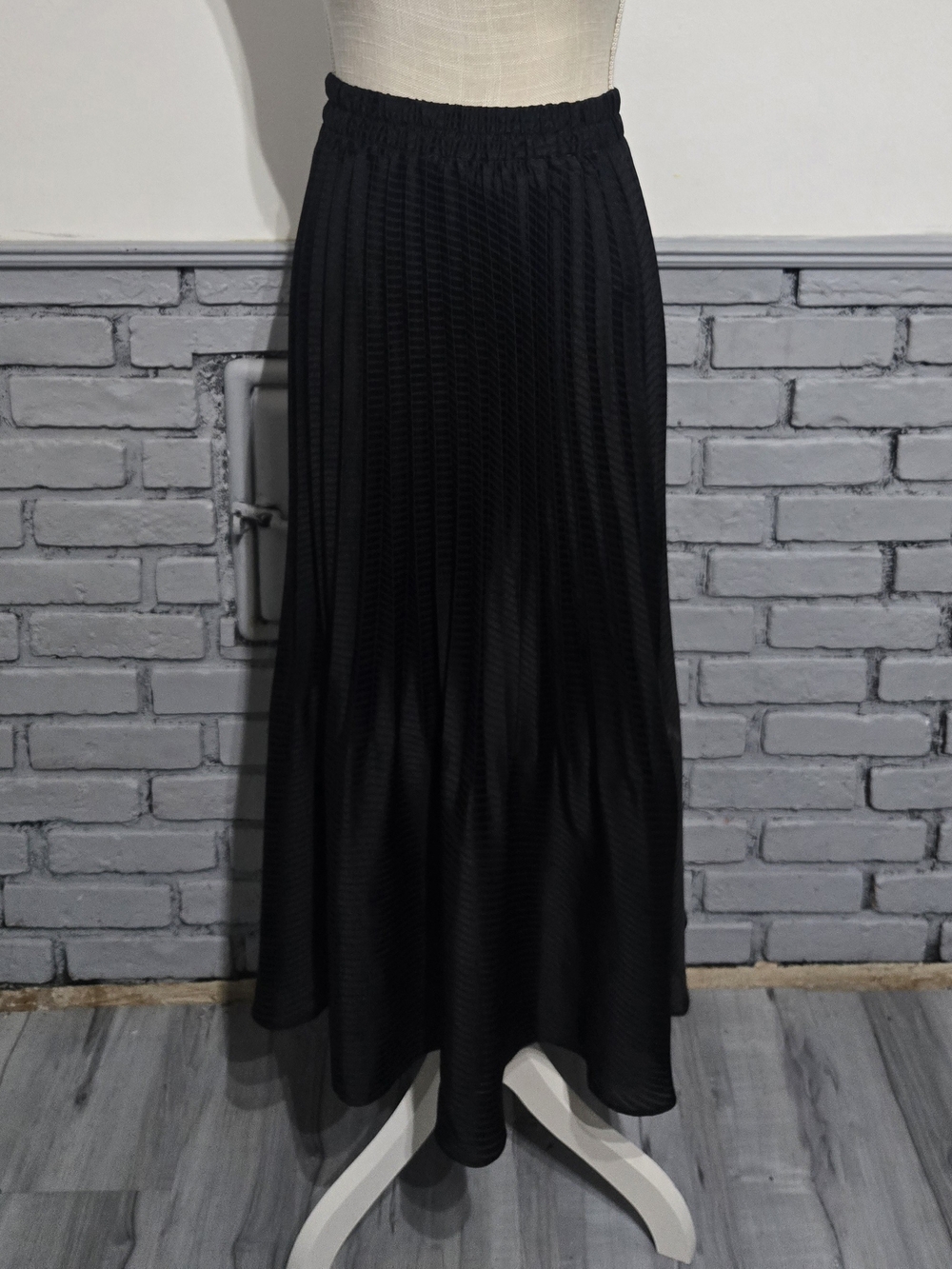 Classic Pleated Black Maxi Skirt with Smocked Waist